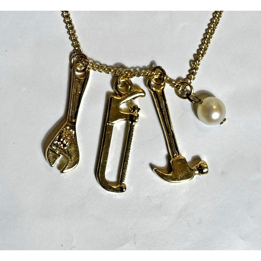 Gold Tone Tool Charm Necklace Wrench Hammer Hacksaw Pearl‎ 17 Inch Novelty - Picture 2 of 6